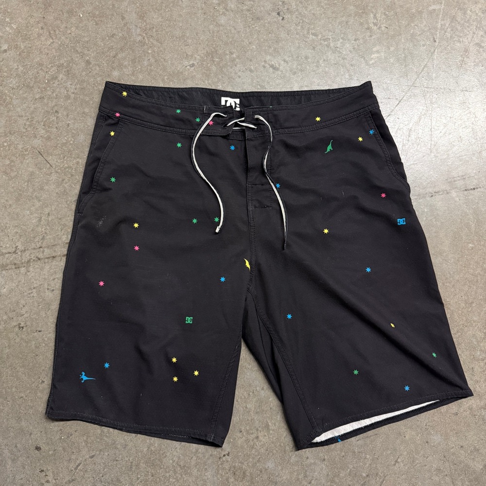 DC Shoes Mens Board Shorts Black Dinosaur Star Print Stretch Swim Trunks Size 34